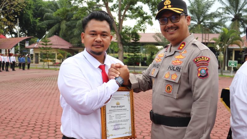 Kapolres Langkat Berikan Penghargaan Kepada Personel Berprestasi