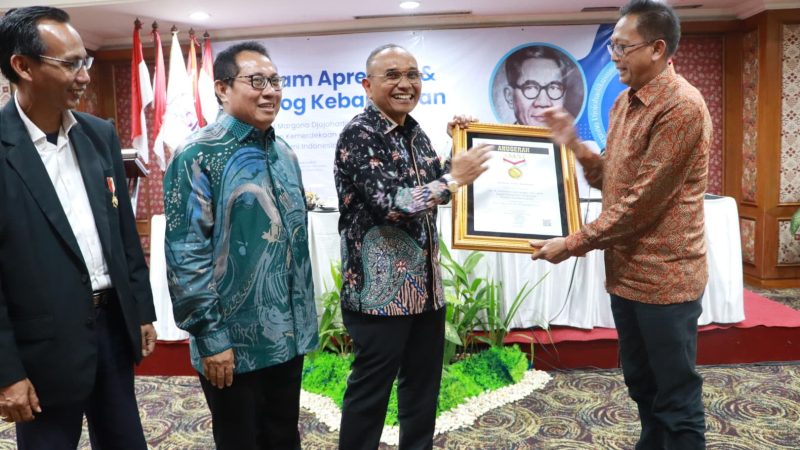 Bupati Simalungun Anton Achmad Saragih Terima Anugerah Sahabat Pers dari SMSI
