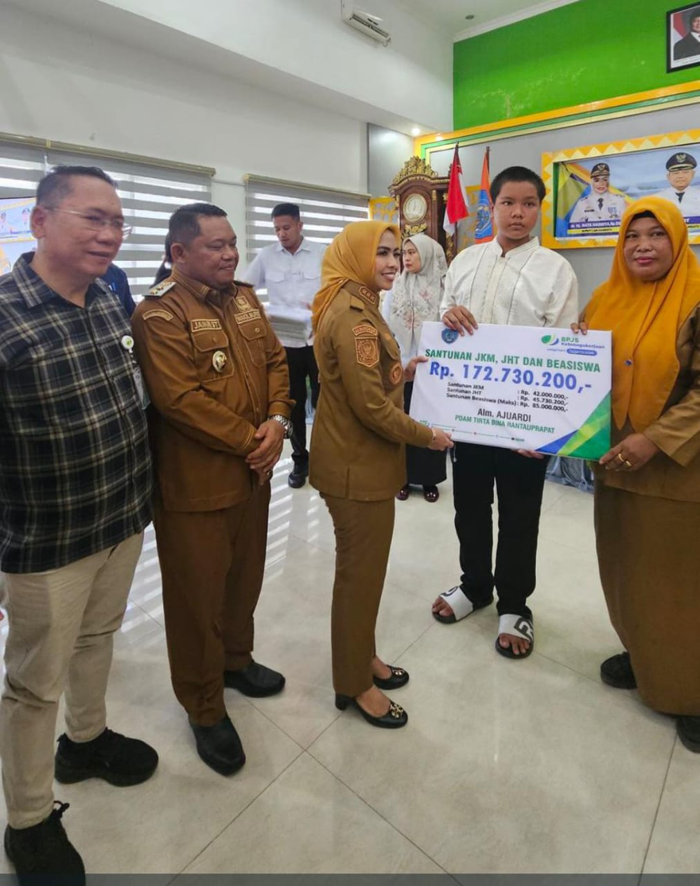 Pertama di Sumbagut : Bupati Labuhan Batu lindungi 100 Orang Pekerja Rentan Per Desa dalam Program Jamsostek