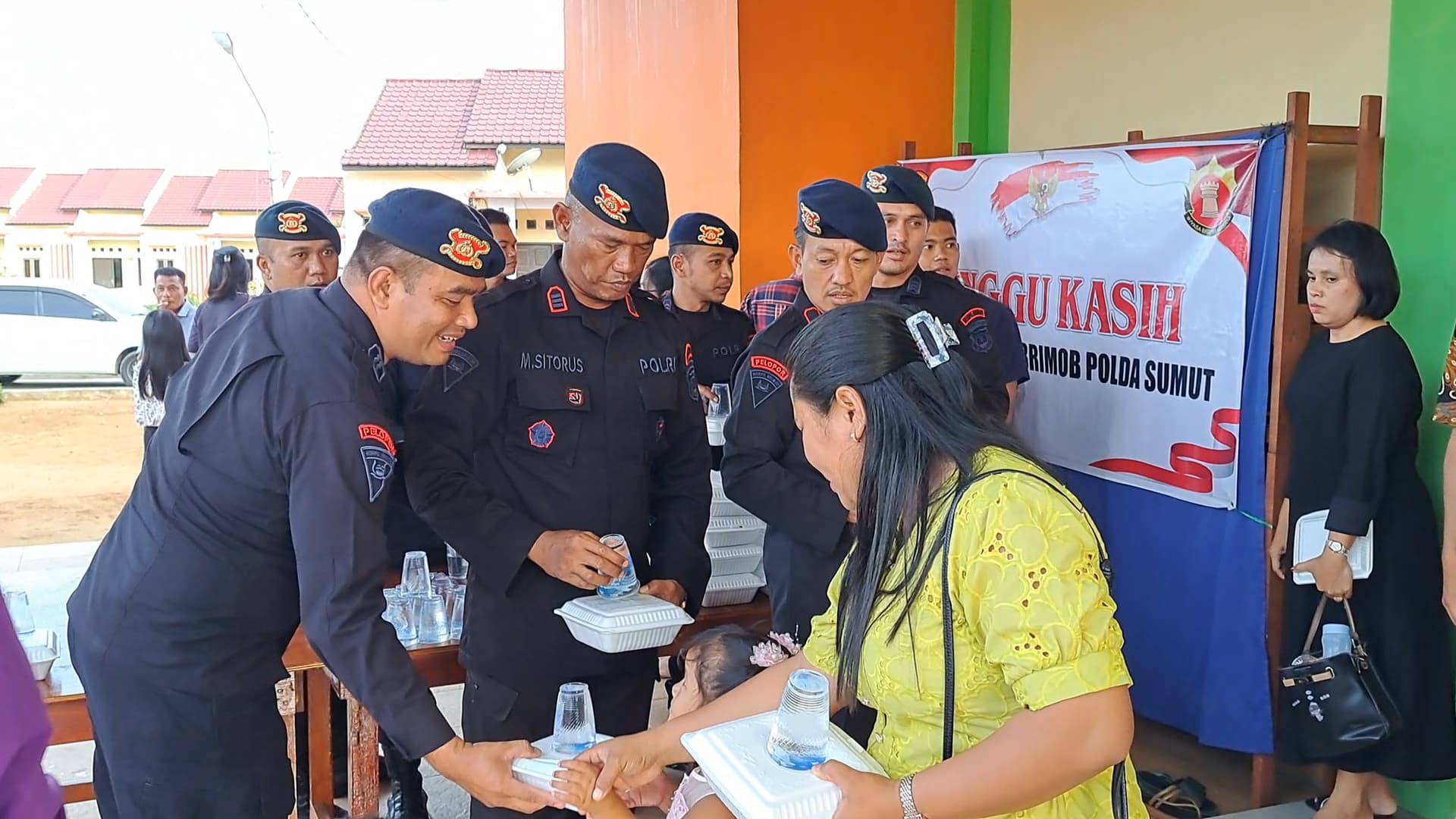Peduli dan Melayani: Personel Brimob Batalyon C Laksanakan “Minggu Kasih” dengan Aksi Sosial di Gereja Oikumene