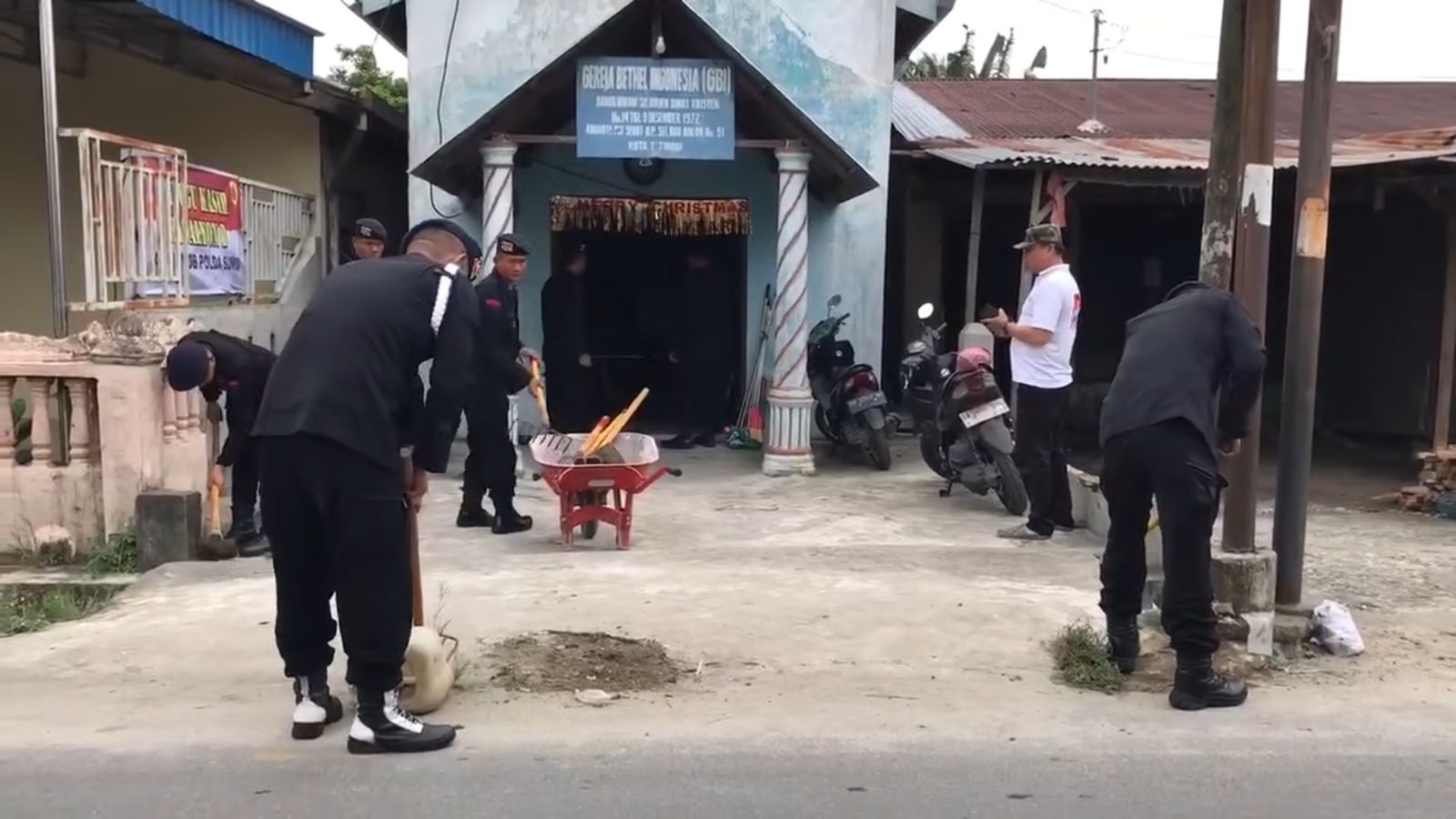 Satuan Brimob Poldasu Menunjukkan Toleransi dan Kepedulian Melalui Aksi Minggu Kasih di Gereja GBI Tebing Tinggi