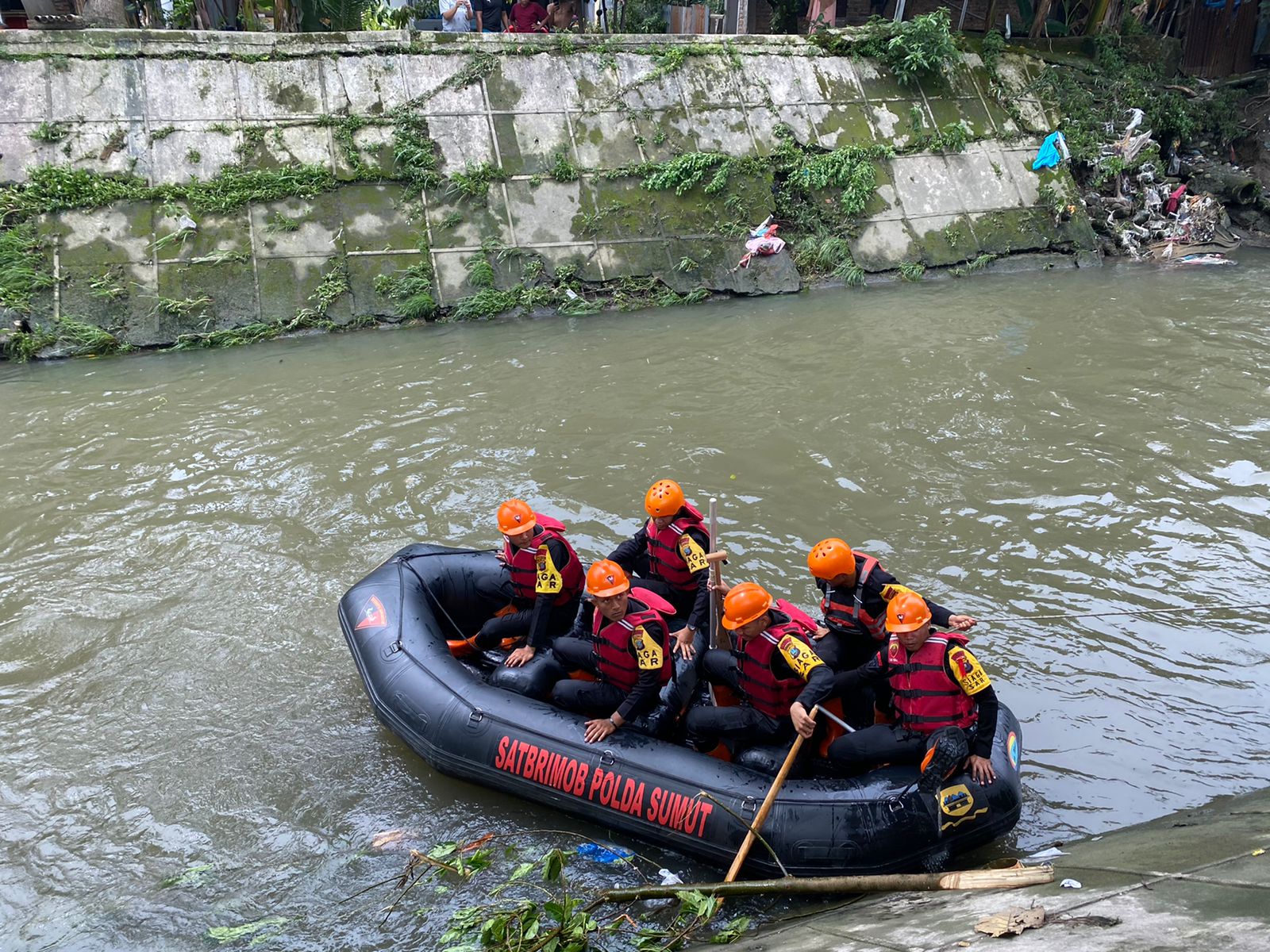 Brimob Poldasu Respon Cepat: 11 Personel Dikerahkan untuk Cari Korban Hanyut di Sungai Deli