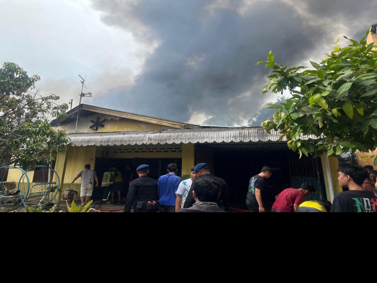 Brimob Poldasu Tanggapi Cepat dalam Kebakaran di Medan Timur, Dua Rumah dan Satu Gudang Terbakar