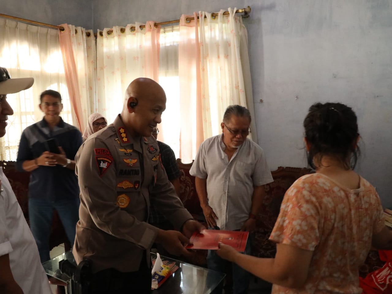 Brimob Poldasu Menjenguk Tokoh Karate INKANAS yang Sedang Sakit: Wujud Nyata Kepedulian 
