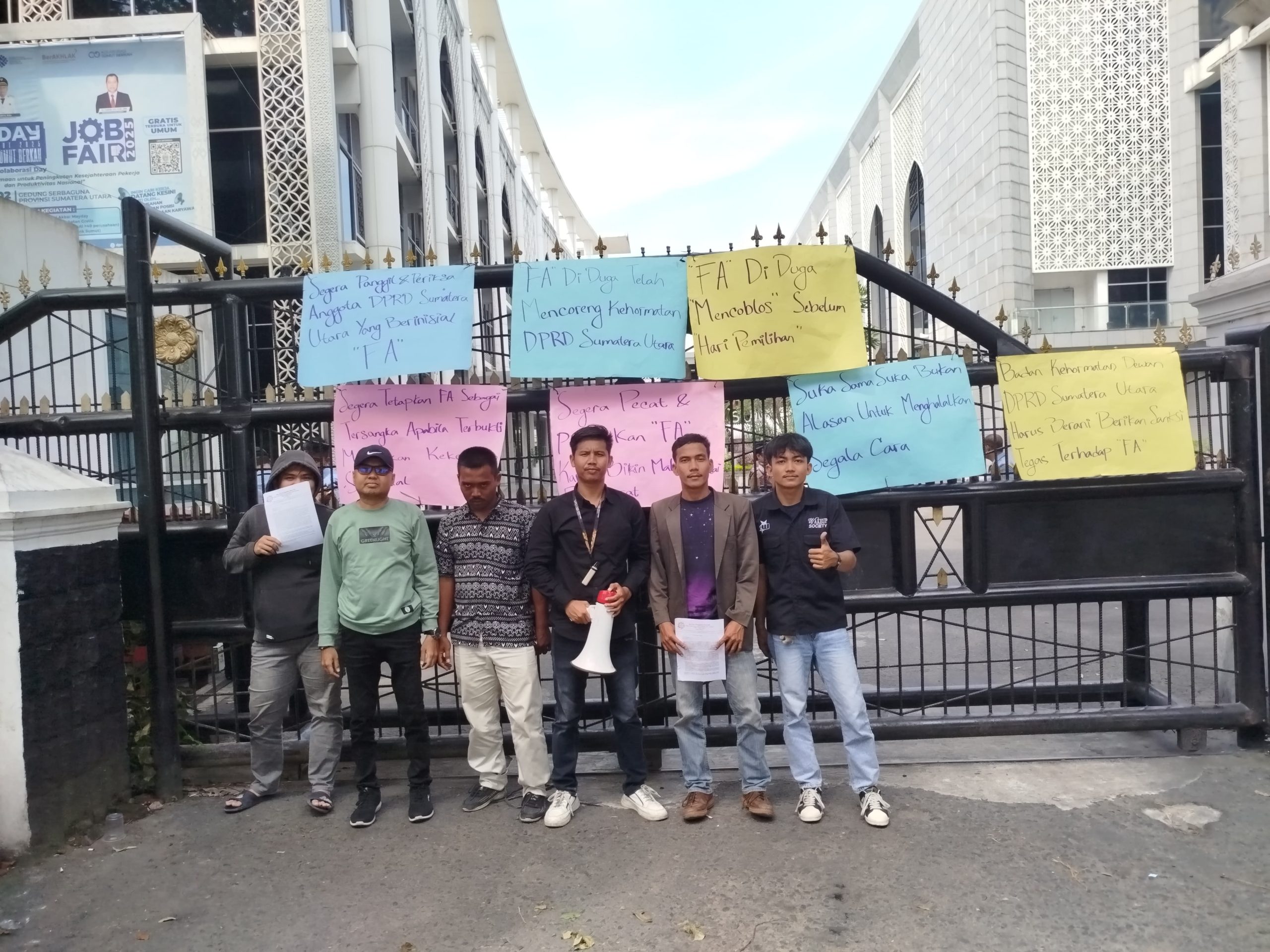 Mahasiswa Tergabung di DPW ALAMP AKSI SUMUT Unras di Mapoldasu Terkait oknum Anggota DPRD Sumut Diduga Melakukan Perbuatan Tercela