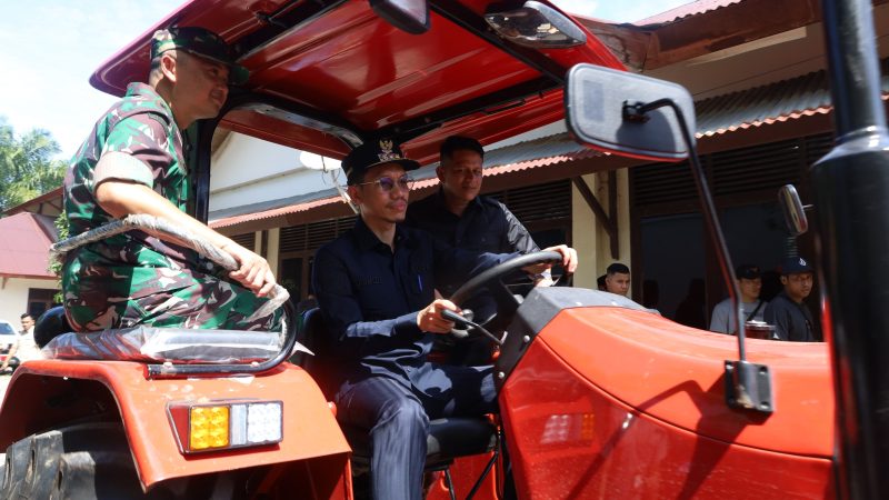 Bupati Tarmizi, Sp, Mm Menyerahkan 10 Unit Alat Dan Mesin Pertanian (Alsintan) Berupa Traktor Kepada Petani Di 10 Kecamatan