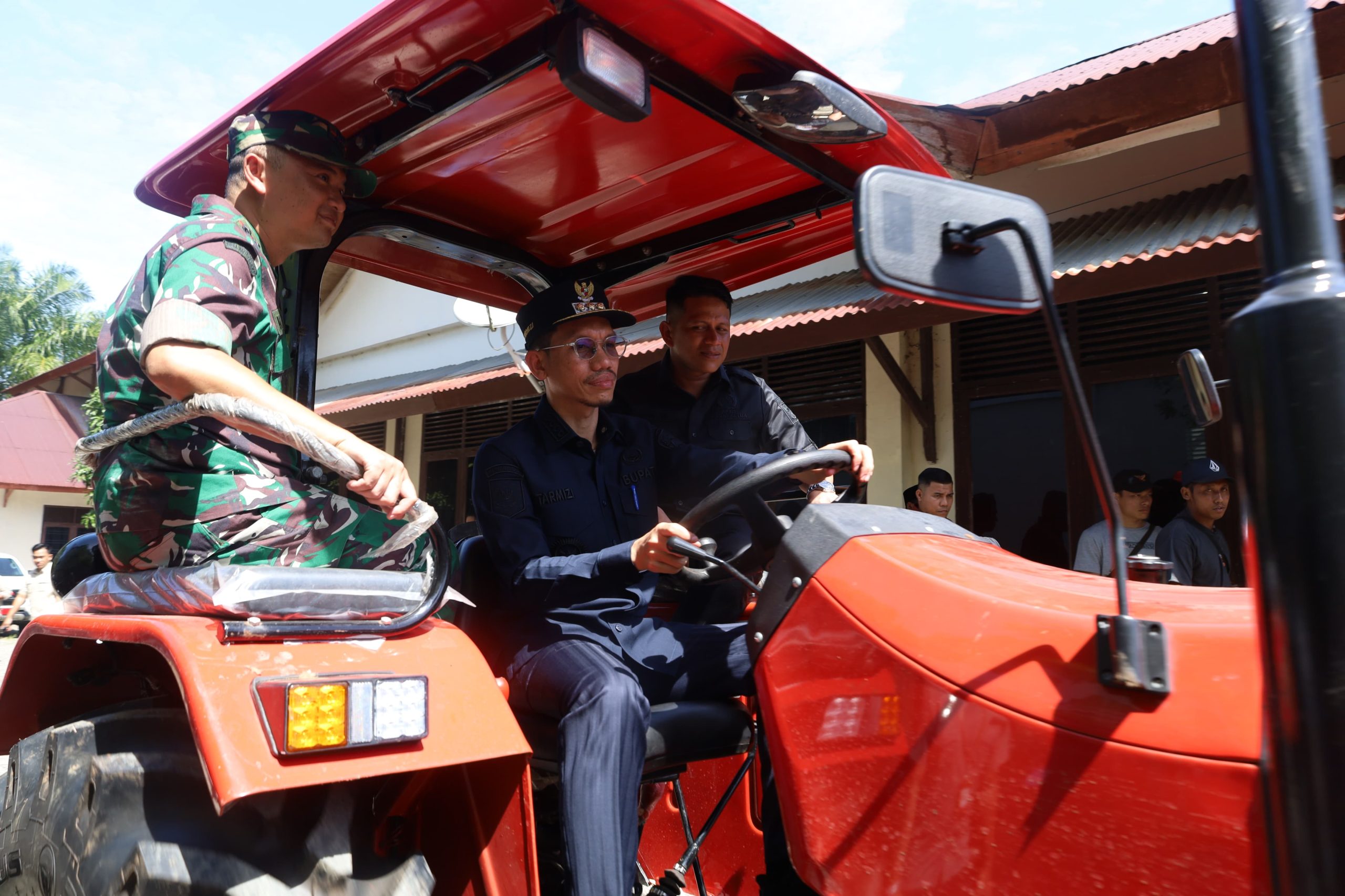 Bupati Tarmizi, Sp, Mm Menyerahkan 10 Unit Alat Dan Mesin Pertanian (Alsintan) Berupa Traktor Kepada Petani Di 10 Kecamatan