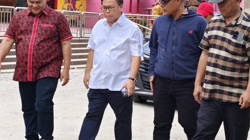Jusuf Ginting Suka Dampingi Anggota DPR RI dr. Sofyan Tan Meninjau Jalan Sunggal Ujung yang Rusak