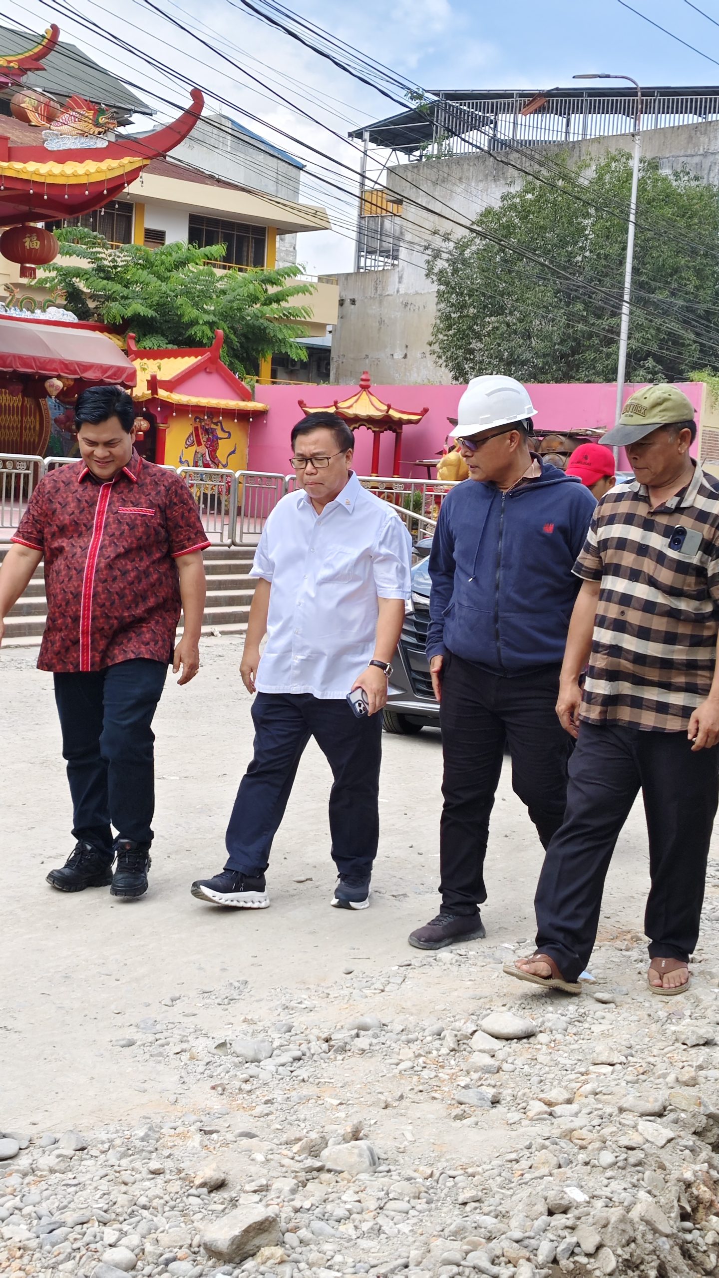 Jusuf Ginting Suka Dampingi Anggota DPR RI dr. Sofyan Tan Meninjau Jalan Sunggal Ujung yang Rusak