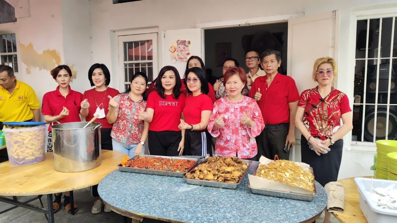 Siraman Rohani Bergema Diacara Makan Siang Gratis YLMI, Para Lansia Senang dan Terhibur