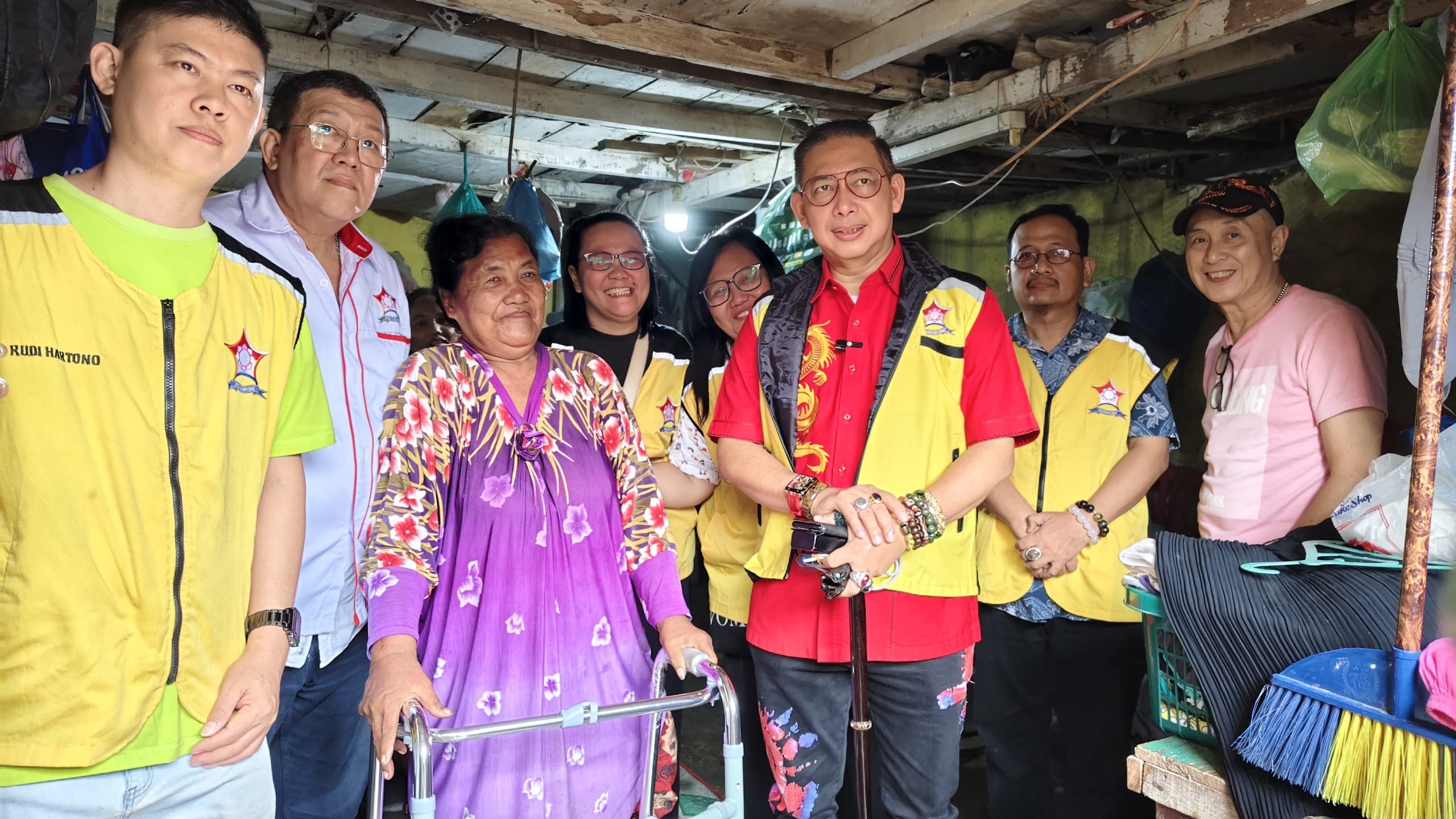 Bahagia Bercampur Senang Dirasakan Ibu Nurlela Saat Menerima Alat Bantu Jalan dari Ketua Permabudhi Sumut
