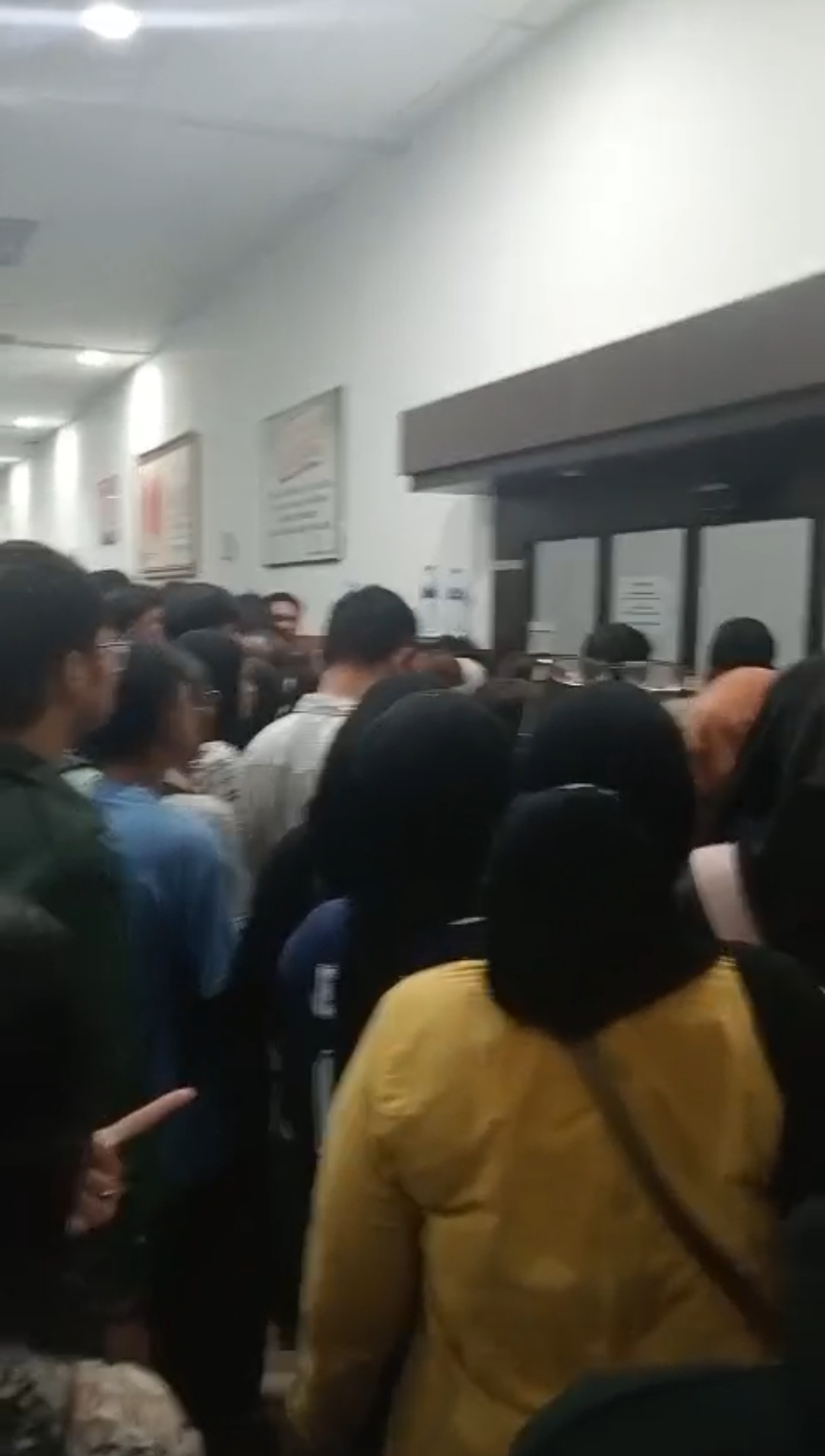 Lantai 3 Kantor Dukcapil Medan Penuh Sesak, Warga Membludak Mengurus Adminduk