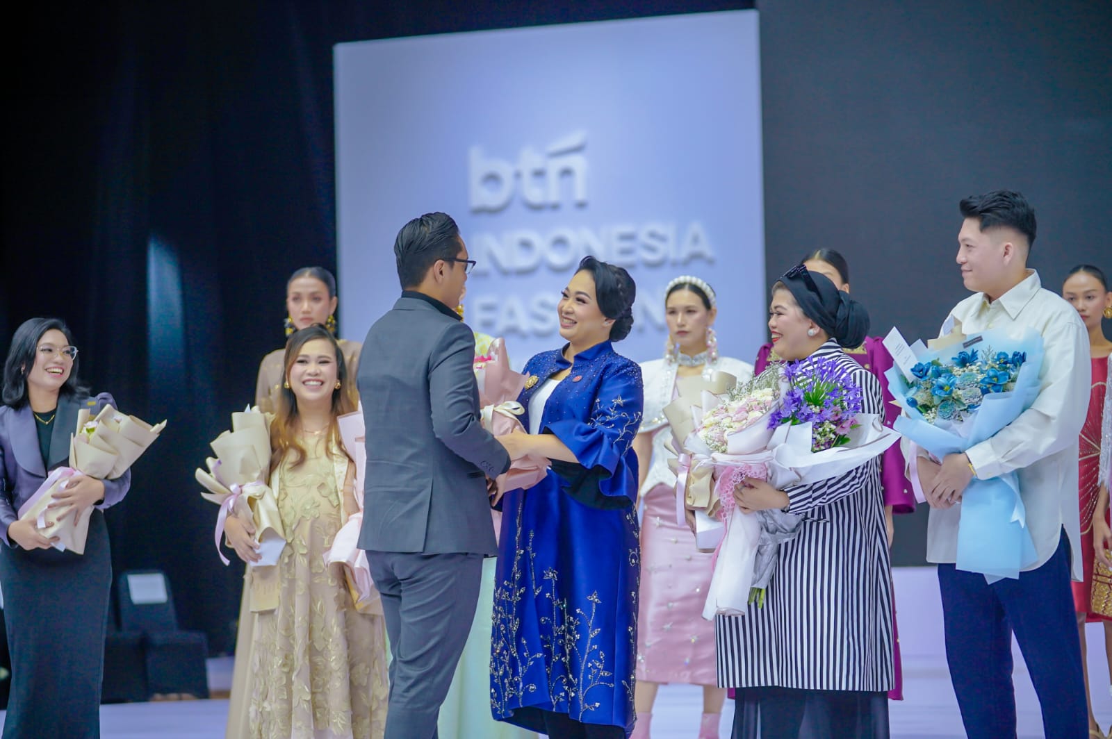 Bersama Desainer Medan, Rico Waas dan Ketua TP PKK Hadiri IFW 2025