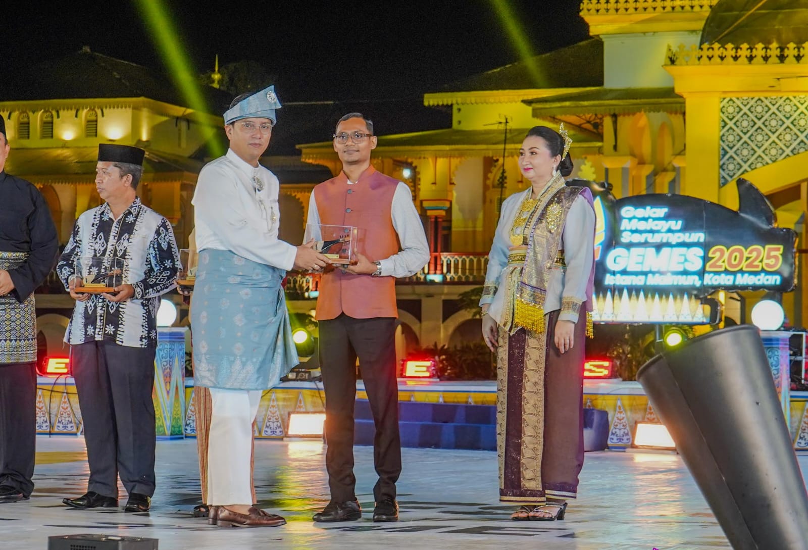 Tutup Gelar Melayu Serumpun, Rico Waas Menari Melayu Bersama Seluruh Pengisi Acara dan Pengunjung