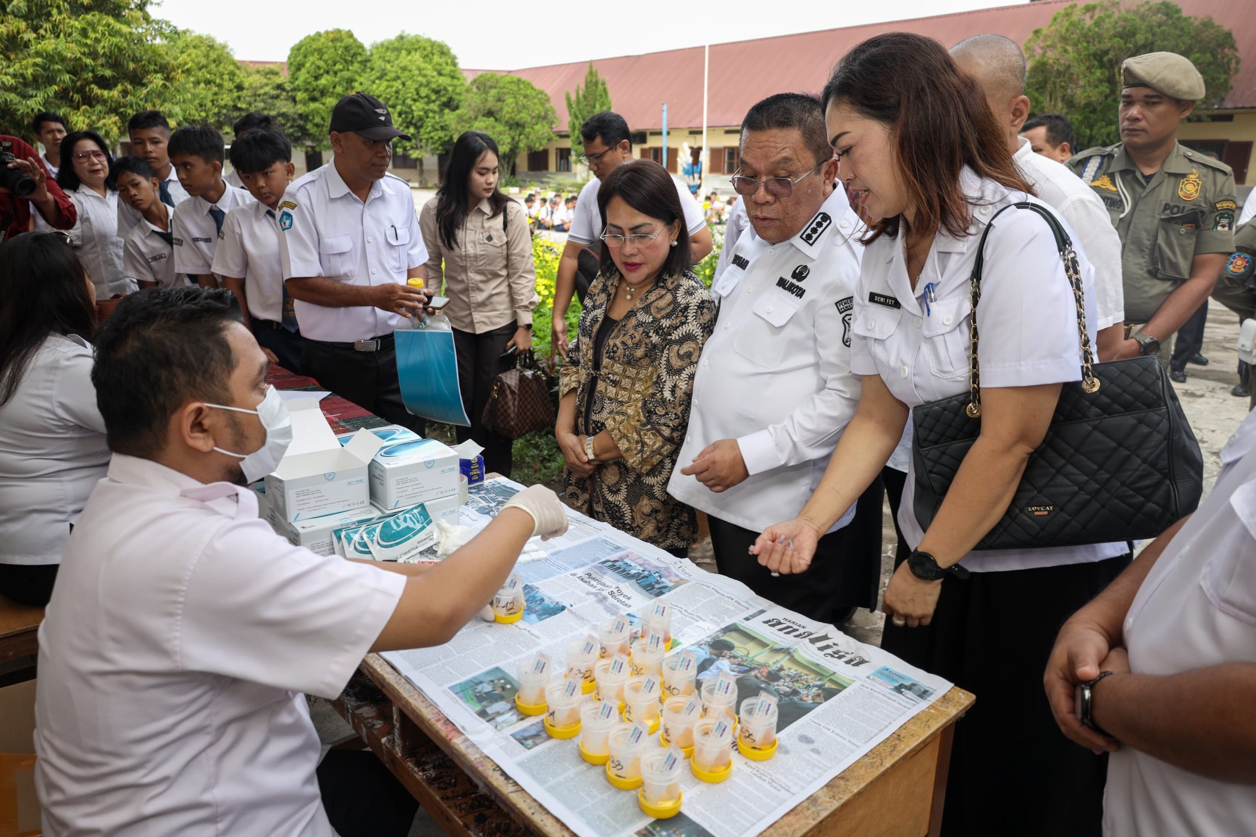Wali Kota Pematangsiantar dan Ketua TP PKK Ny Liswati Wesly Silalahi Pantau Langsung Pelaksanaan Tes Urine Bagi Pelajar dan Guru di SMP Negeri 8