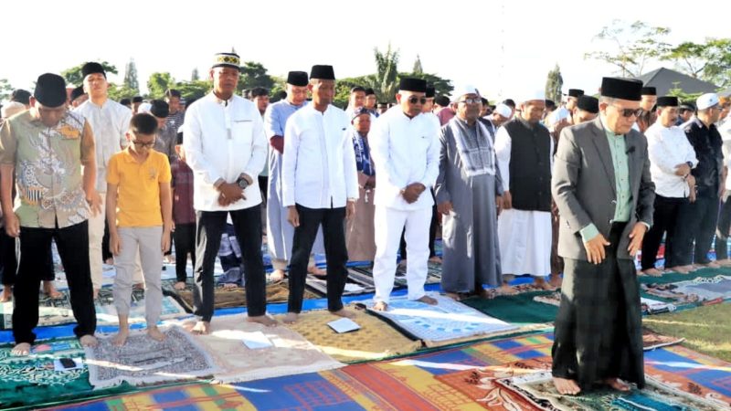 Bupati Simalungun laksanakan Laksanakan Sholat Idul Adha di Halaman Kantor Bupati