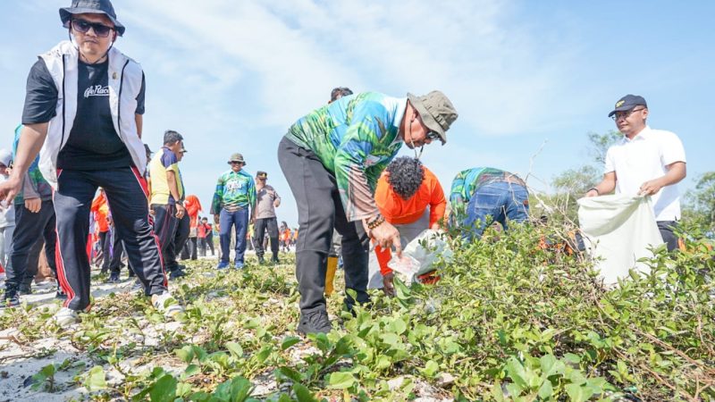 Peringati Hari Lingkungan Hidup Sedunia, Bupati Baharuddin Siagian Bersihkan Sampah Plastik di Pantai Belacan