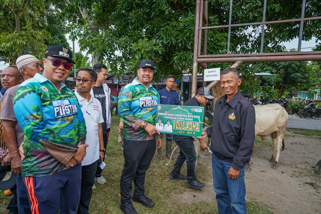 Jelang Idul Adha, Bupati Baharuddin Siagian Serahkan Hewan Qurban