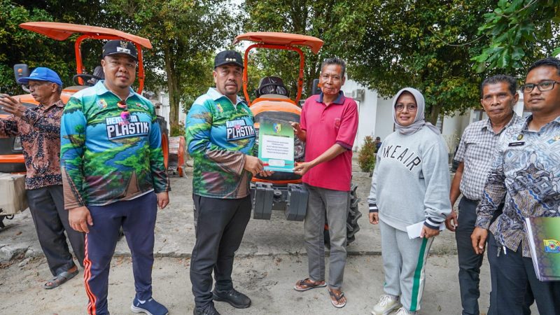 Dukung Program Ketahanan Pangan, Bupati Baharuddin Siagian Serahkan 8 Unit Traktor kepada Kelompok Tani
