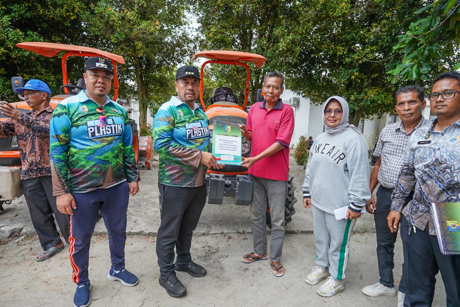 Dukung Program Ketahanan Pangan, Bupati Baharuddin Siagian Serahkan 8 Unit Traktor kepada Kelompok Tani