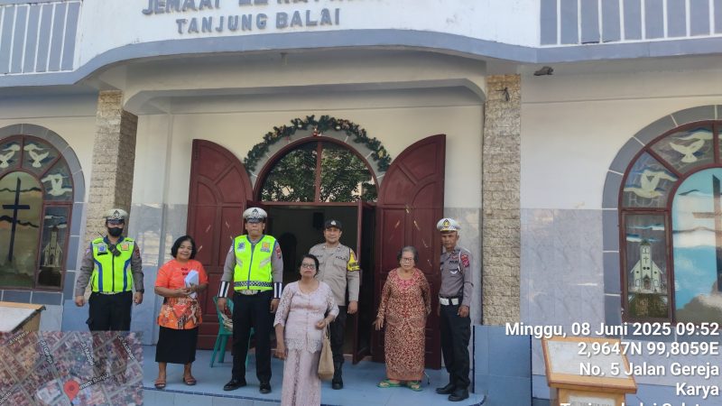 Polres Tanjung Balai Atur Arus Lalu Lintas Depan Gereja, Pastikan Jemaat Aman Keluar dan Masuk