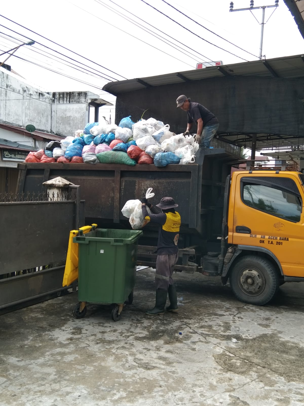 Hari Pertama Masuk Kerja, DLHK Kabupaten Aceh Barat Gercep Menangani Sampah 