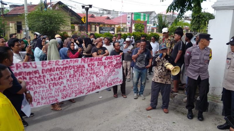 Disperindag Tanjungbalai Diprotes Pedagang Kaki Lima