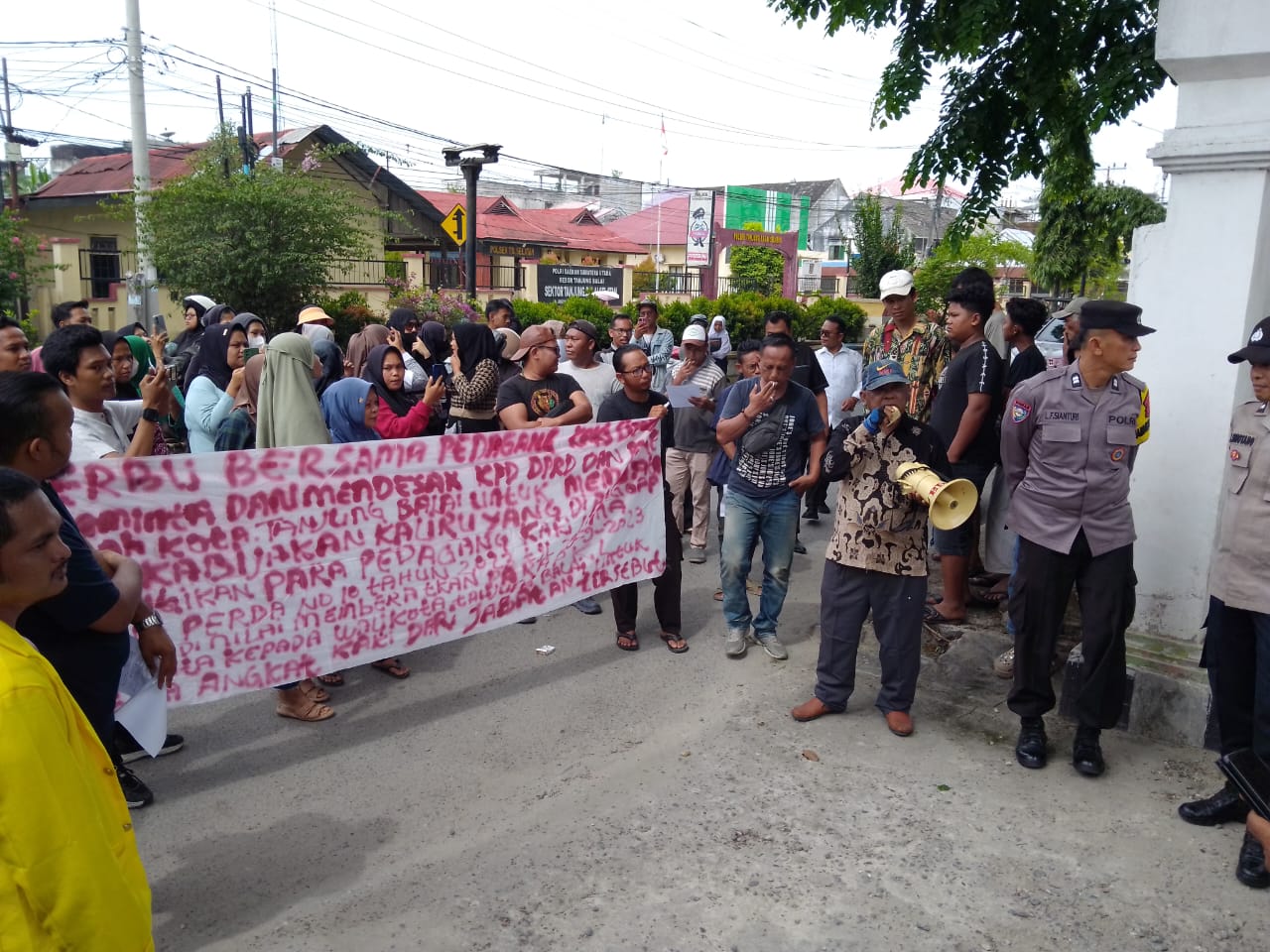 Disperindag Tanjungbalai Diprotes Pedagang Kaki Lima
