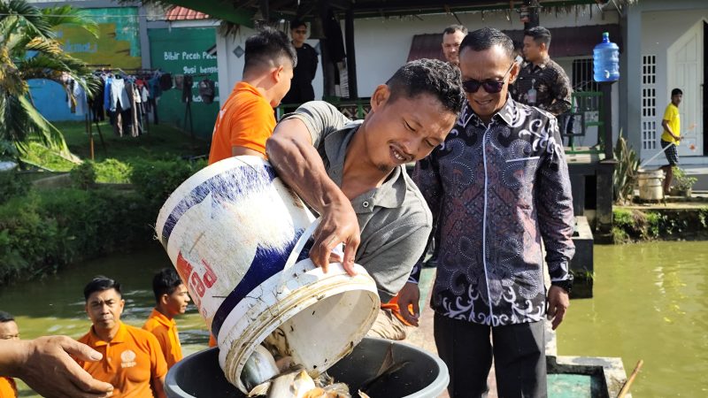 Komitmen Dukung Program Ketahanan Pangan Nasional, Rutan Rengat Bersama CV.Rosadia Petaho Panen Ikan Air Tawar