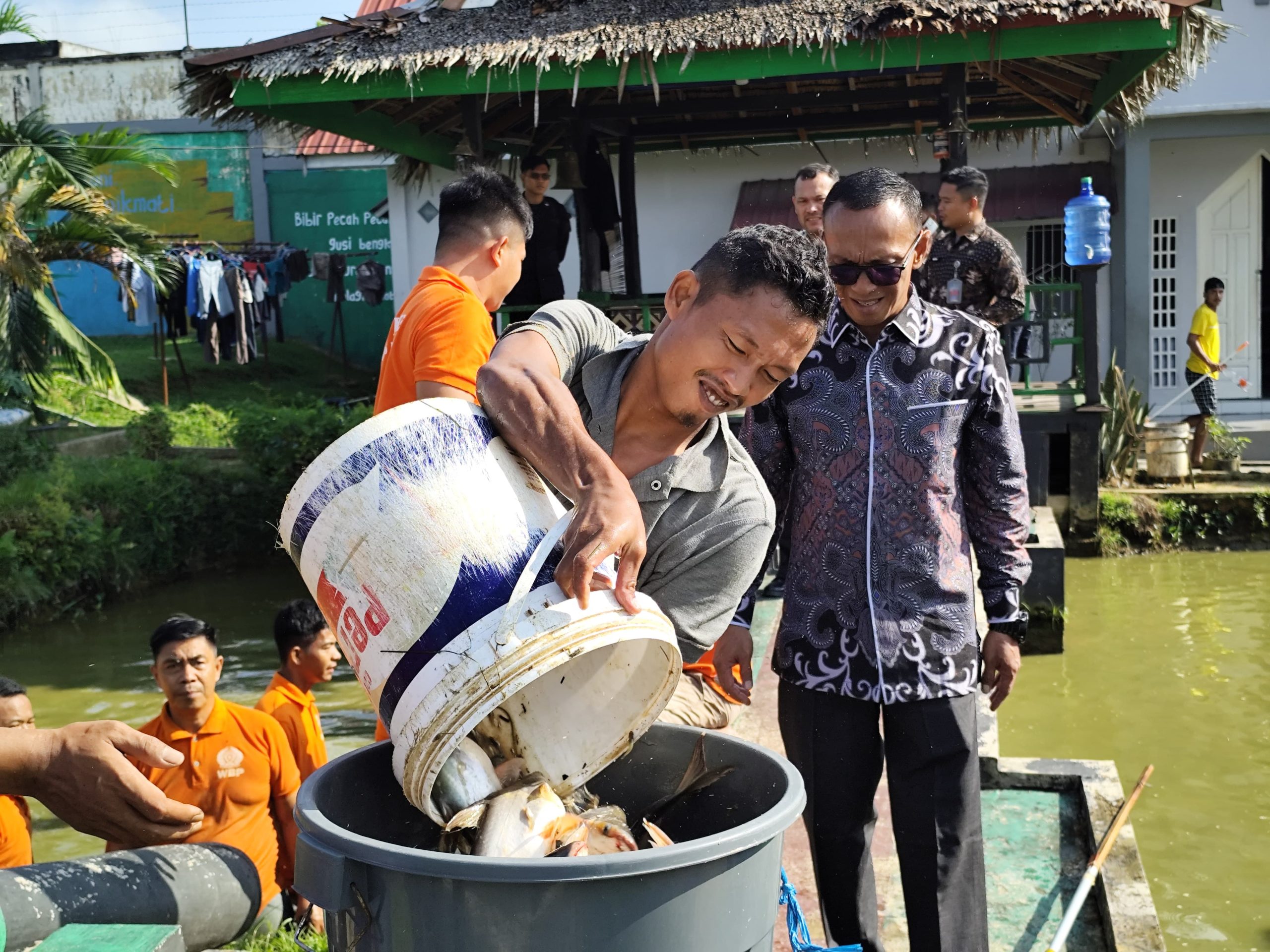 Komitmen Dukung Program Ketahanan Pangan Nasional, Rutan Rengat Bersama CV.Rosadia Petaho Panen Ikan Air Tawar