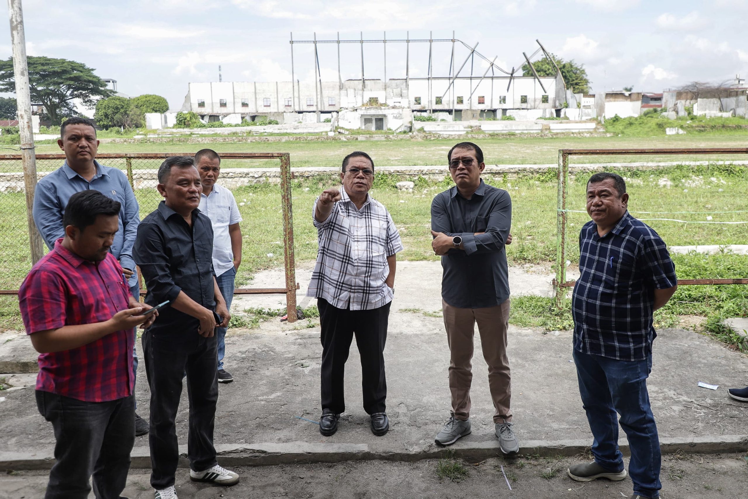 Wali Kota Wesly Silalahi Bersama Anggota DPD RI Pdt Penrad Siagian Meninjau Langsung Stadion Sang Naualuh Pematangsiantar