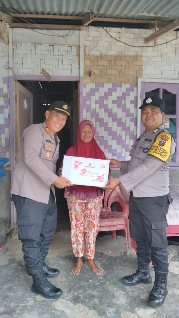 Sambut HUT Bhayangkara ke-79, Kapolsek Siantar Marihat Berikan Bansos kepada Warga Membutuhkan