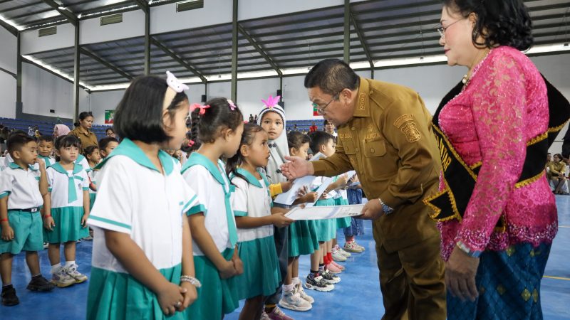 Wali Kota Wesly Silalahi Bersama Bunda PAUD Kota Pematangsiantar Melepas 650 Anak Didik PAUD SAB