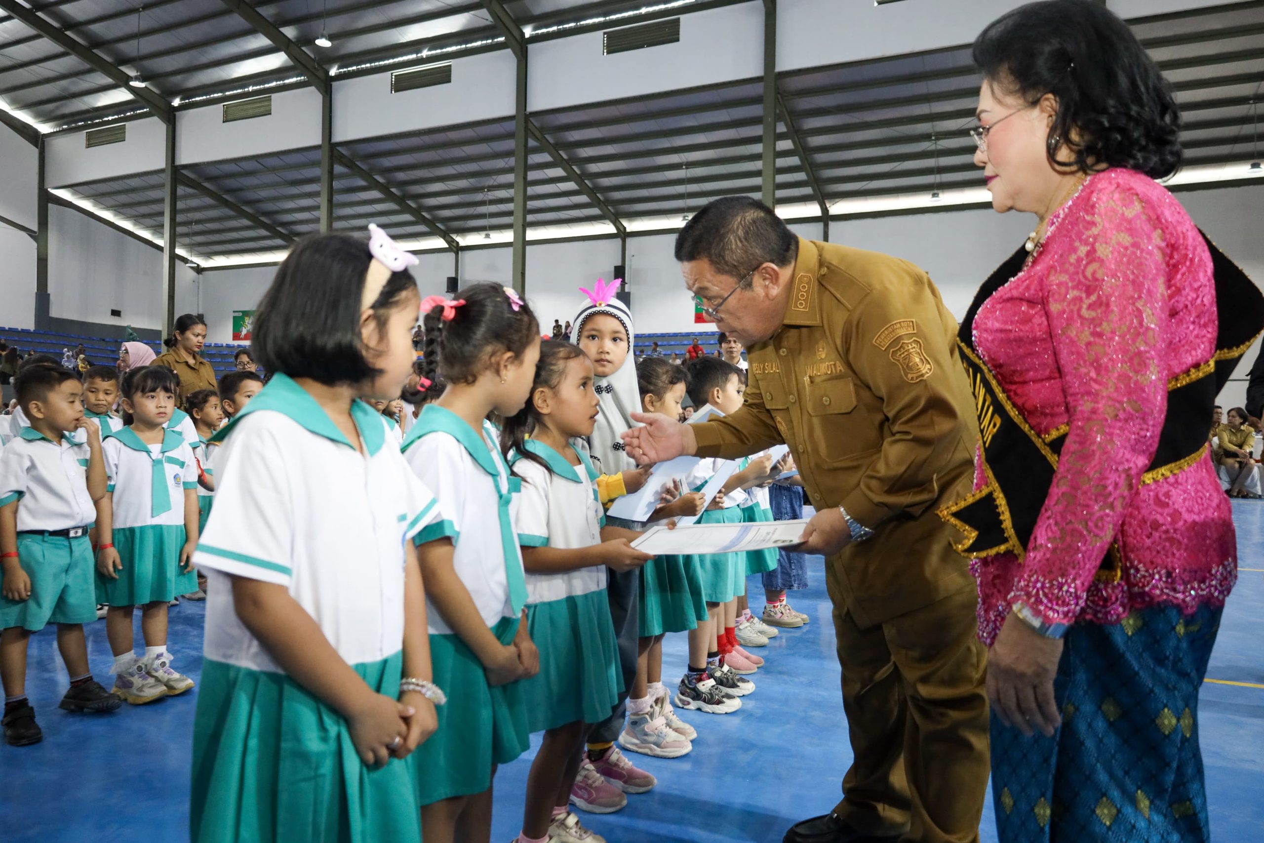 Wali Kota Wesly Silalahi Bersama Bunda PAUD Kota Pematangsiantar Melepas 650 Anak Didik PAUD SAB