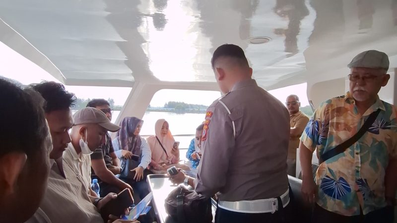 Polisi Sosialisasi Tertib Berlalu Lintas kepada Penumpang Kapal Express Bahari Sabang
