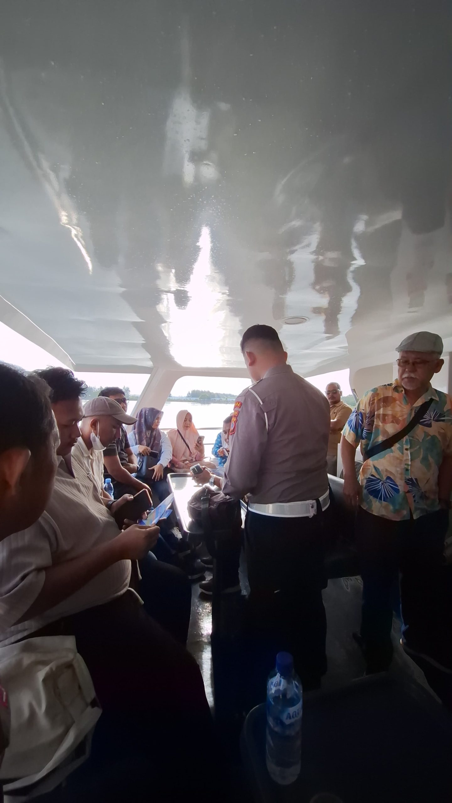 Polisi Sosialisasi Tertib Berlalu Lintas kepada Penumpang Kapal Express Bahari Sabang