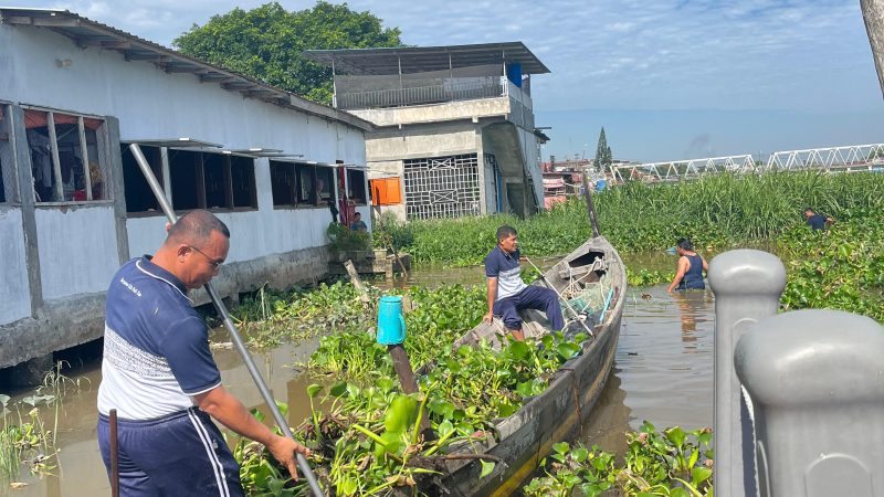 Sambut HUT Bhayangkara ke-79, Kapolres Tanjungbalai Bersama Personel Kompak Bersihkan Sampah di Sungai Silo
