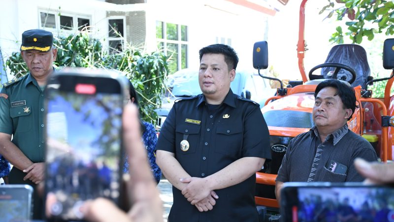 Bupati Samosir Serahkan Bantuan Alsintan Sumber Dana APBN 2025