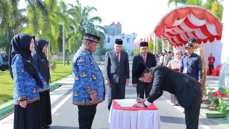Sebanyak 416 orang Calon Pegawai Negeri Sipil (CPNS) dan Pegawai Pemerintah dengan Perjanjian Kerja (PPPK) Terima SK Pengangkatan 