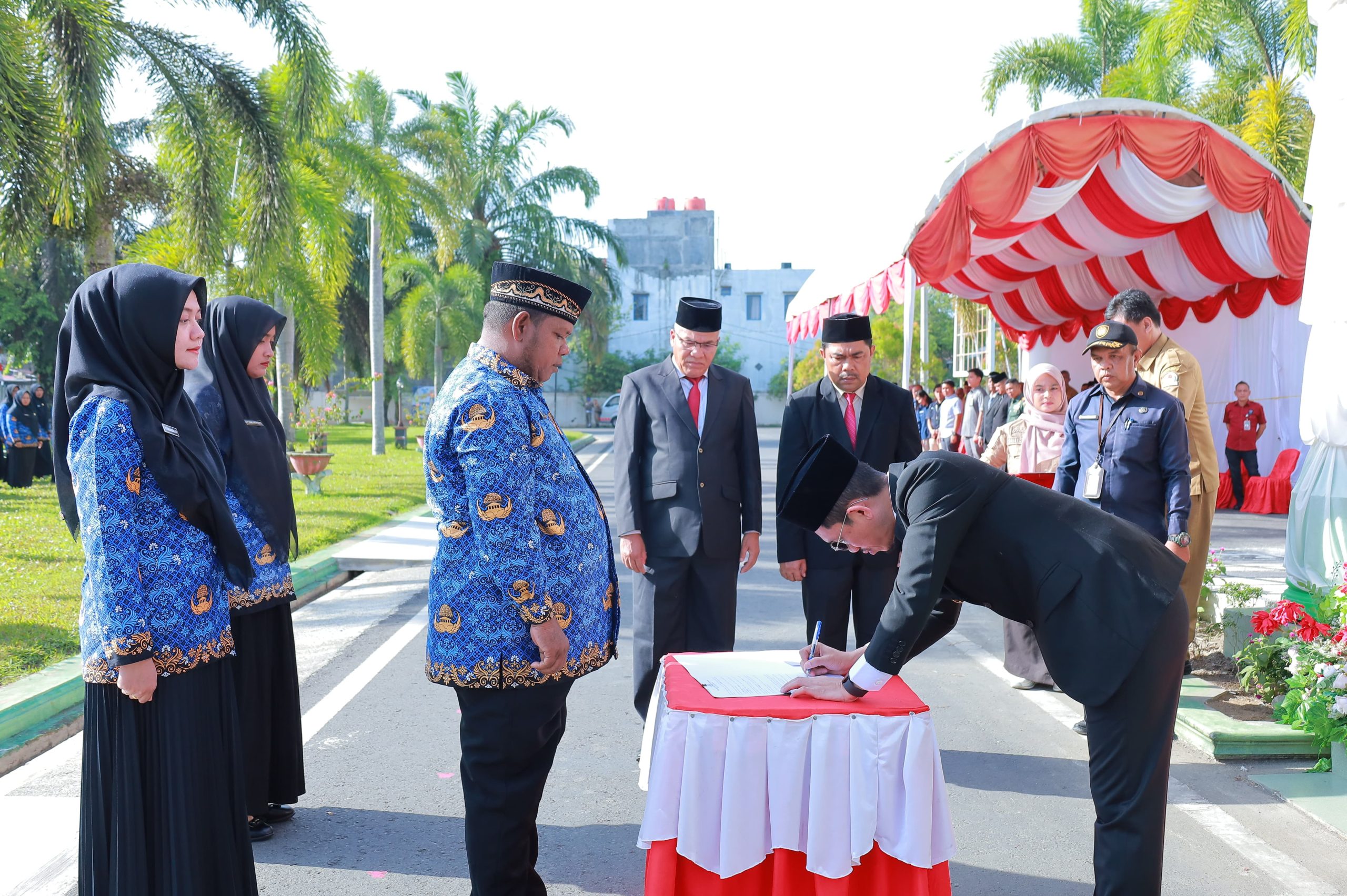 Sebanyak 416 orang Calon Pegawai Negeri Sipil (CPNS) dan Pegawai Pemerintah dengan Perjanjian Kerja (PPPK) Terima SK Pengangkatan 