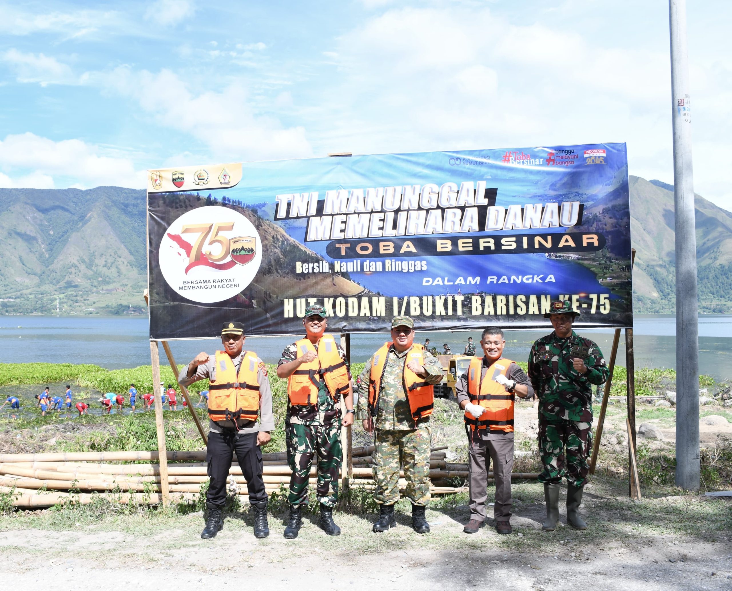 Bupati Samosir Bersama Dandim 0210/Tu Terjun Bersihkan Eceng Gondok Di Danau Toba