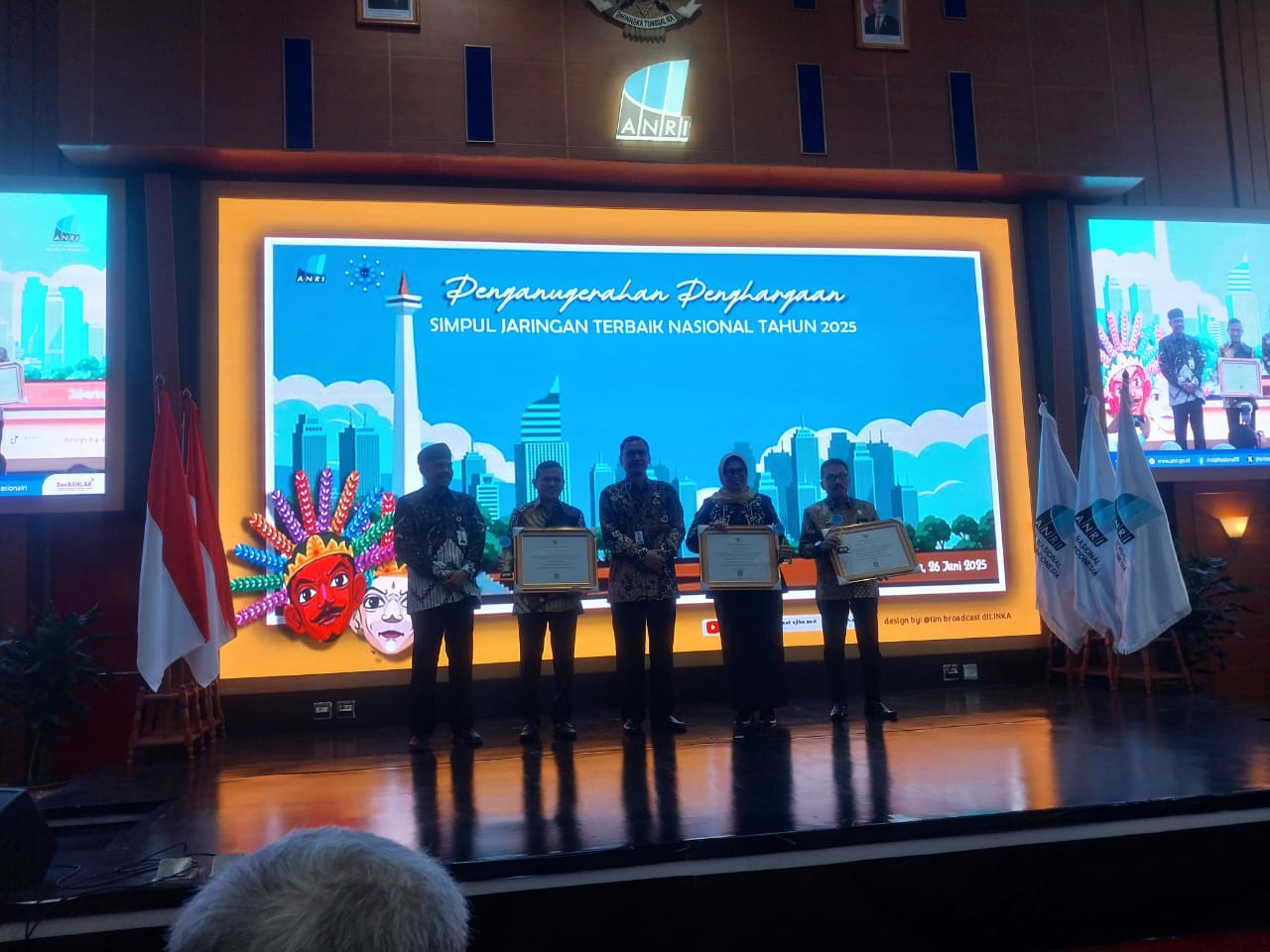 Wagub Aceh Terima Penghargaan Simpul Jaringan Terbaik Nasional 2025