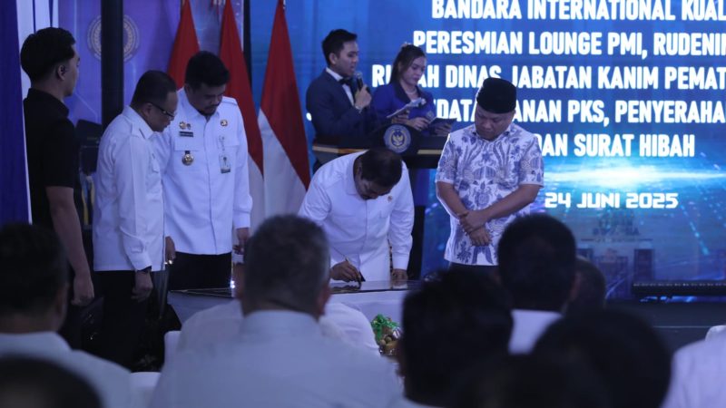 Bupati Asahan Serahkan Sertifikat Tanah Kepada Kanwil Ditjen Pas Sumut Pada Acara Peresmian Sejumlah Fasilitas Keimigrasian Di Bandara Kualanamu