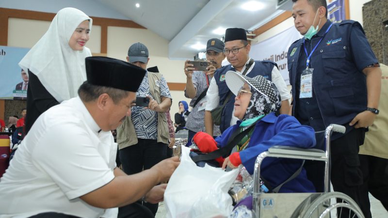 Bupati Asahan Jemput 2 Jemaah Haji yang Sakit di Embarkasi Medan
