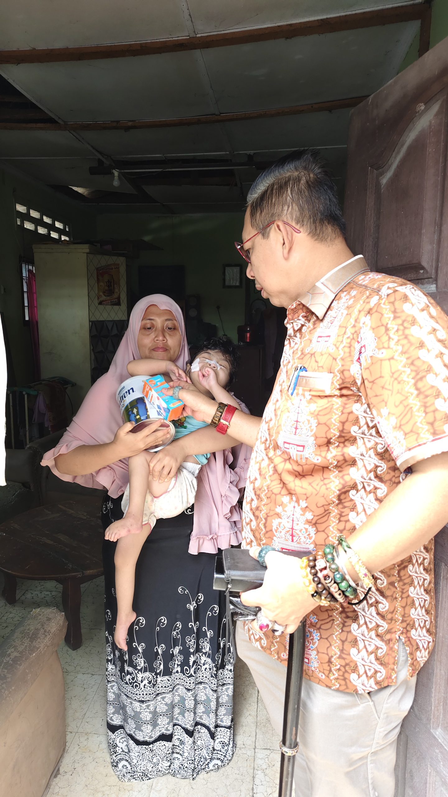 Dalam Rangka Hari Lahir Pancasila, Ketua DPRD Kota Medan, Wong Chun Sen Tarigan Berikan Susu dan Vitamin Gratis Bagi Balita Stunting