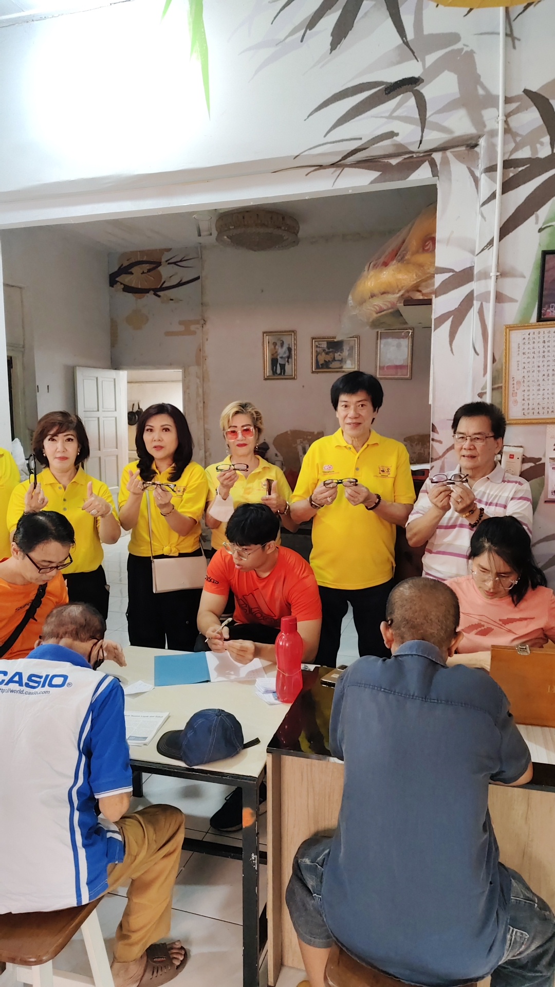 YLMI Bekerjasama Dengan Optik Surya Periksa Mata Gratis dan Bagikan 200 Kaca Mata Baca Bagi Lansia, Makan Siang Gratis Tetap Berlanjut