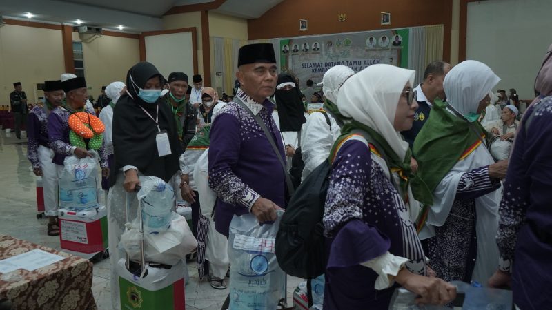 Wakil Bupati Asahan Sambut Kedatangan Jamaah Haji Kloter 15 di Embarkasi Medan