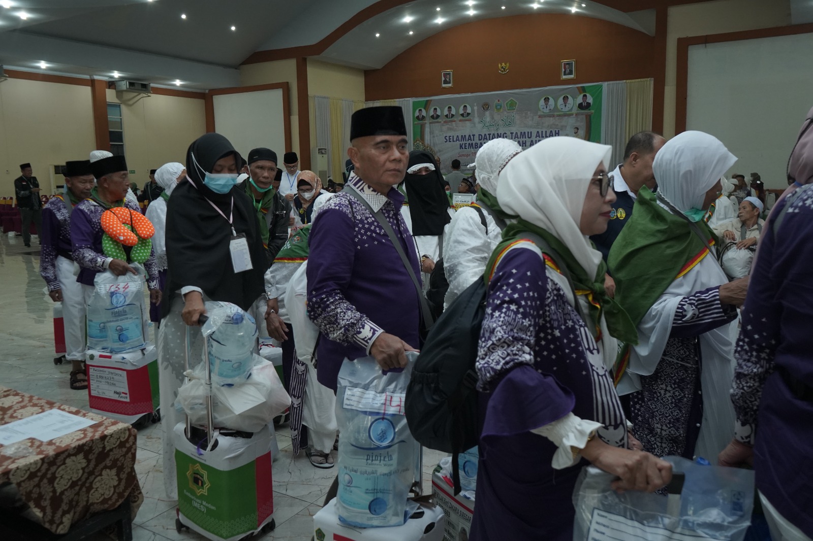 Wakil Bupati Asahan Sambut Kedatangan Jamaah Haji Kloter 15 di Embarkasi Medan