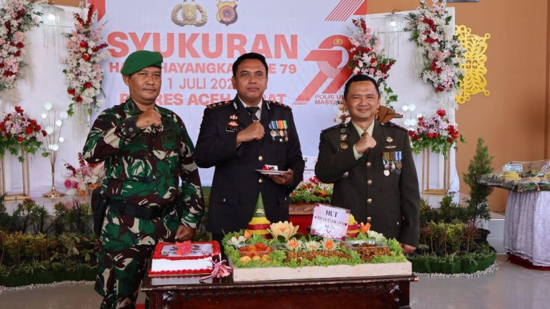 Sinergitas Dari Kodim 0105/Aceh Barat Di HUT Polri Ke – 79, Dandim Berikan Tumpeng Kepada Kapolres