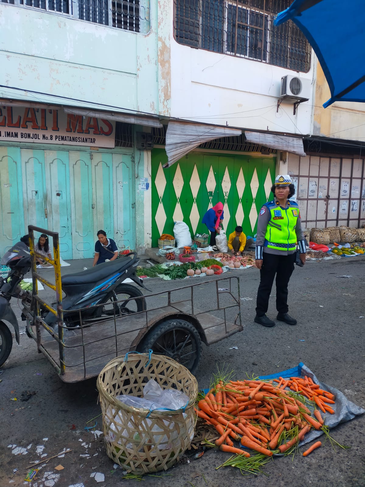 Sat Lantas Polres Pematangsiantar Beri Himbauan dan Edukasi kepada Pedagang Pasar Tumpah